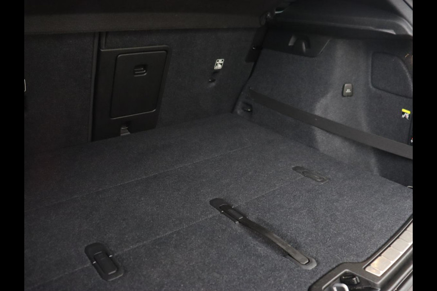 Volvo XC40 2.0 T4 Inscription | Panoramadak | Leder | Adaptive cruise | Trekhaak | Stoelverwarming | 360 Camera | Keyless | Navigatie | Full LED