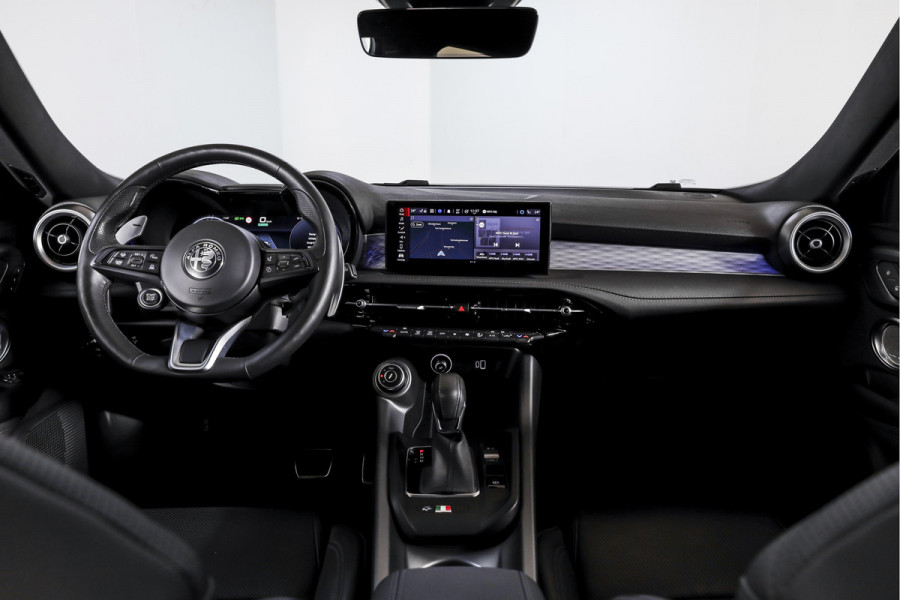 Alfa Romeo Tonale 1.5T Hybrid Veloce - Automaat Orig. NL | Dig. Cockpit | Adapt. Cruise | Stoel-+Stuurverw. | PDC | Camera | NAV + App. Connect | ECC | Elek. Klep | DAB | LM 20" |