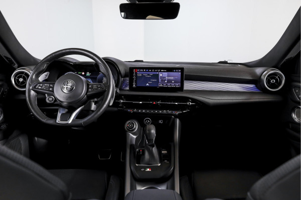 Alfa Romeo Tonale 1.5T Hybrid Veloce - Automaat Orig. NL | Dig. Cockpit | Adapt. Cruise | Stoel-+Stuurverw. | PDC | Camera | NAV + App. Connect | ECC | Elek. Klep | DAB | LM 20" |