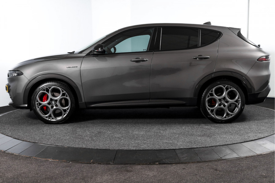 Alfa Romeo Tonale 1.5T Hybrid Veloce - Automaat Orig. NL | Dig. Cockpit | Adapt. Cruise | Stoel-+Stuurverw. | PDC | Camera | NAV + App. Connect | ECC | Elek. Klep | DAB | LM 20" |