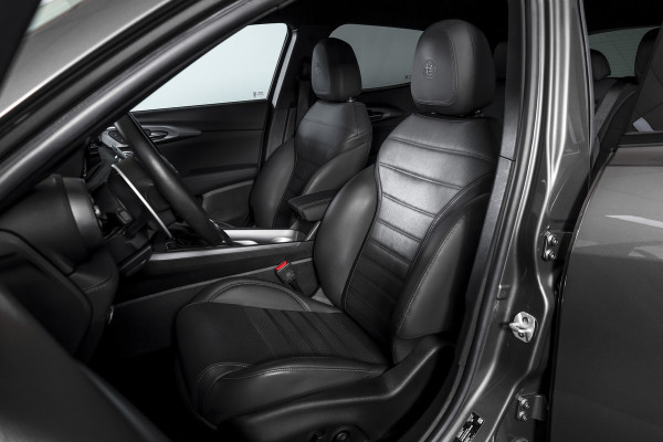 Alfa Romeo Tonale 1.5T Hybrid Veloce - Automaat Orig. NL | Dig. Cockpit | Adapt. Cruise | Stoel-+Stuurverw. | PDC | Camera | NAV + App. Connect | ECC | Elek. Klep | DAB | LM 20" |