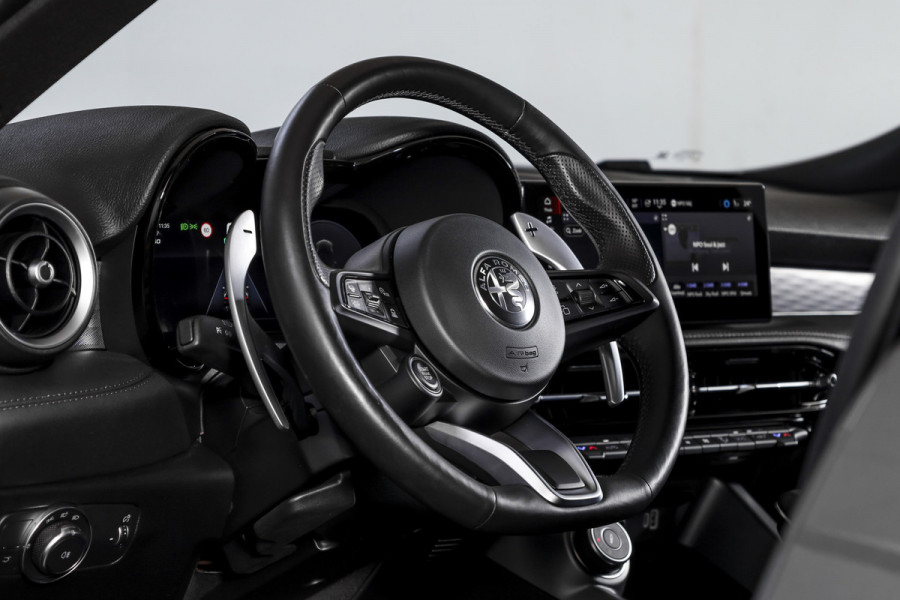 Alfa Romeo Tonale 1.5T Hybrid Veloce - Automaat Orig. NL | Dig. Cockpit | Adapt. Cruise | Stoel-+Stuurverw. | PDC | Camera | NAV + App. Connect | ECC | Elek. Klep | DAB | LM 20" |