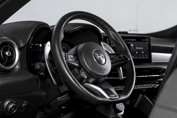 Alfa Romeo Tonale 1.5T Hybrid Veloce - Automaat Orig. NL | Dig. Cockpit | Adapt. Cruise | Stoel-+Stuurverw. | PDC | Camera | NAV + App. Connect | ECC | Elek. Klep | DAB | LM 20" |