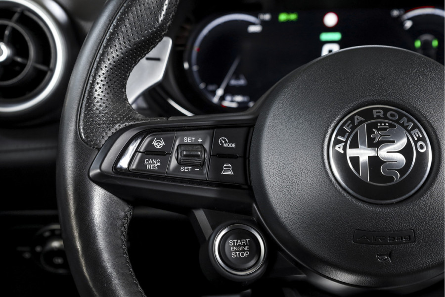 Alfa Romeo Tonale 1.5T Hybrid Veloce - Automaat Orig. NL | Dig. Cockpit | Adapt. Cruise | Stoel-+Stuurverw. | PDC | Camera | NAV + App. Connect | ECC | Elek. Klep | DAB | LM 20" |