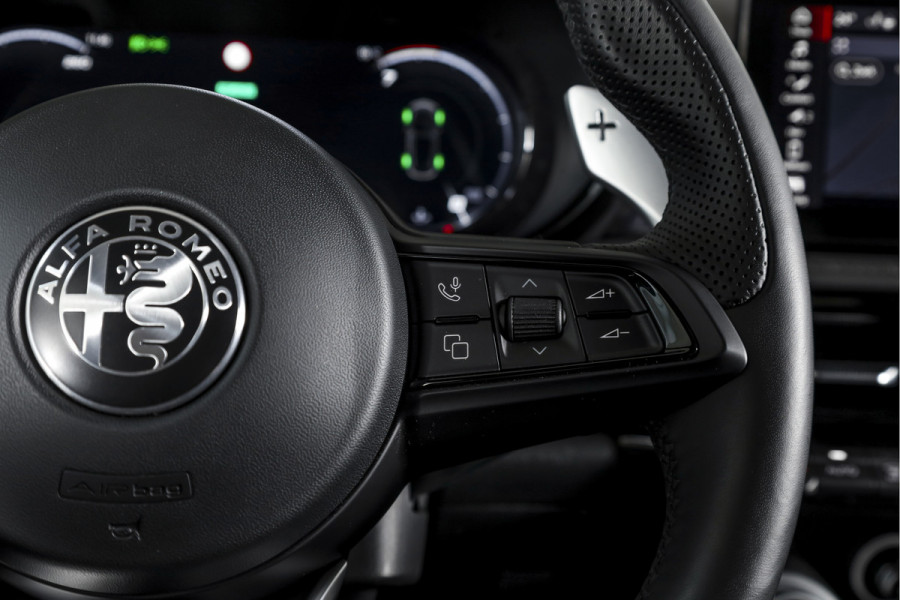 Alfa Romeo Tonale 1.5T Hybrid Veloce - Automaat Orig. NL | Dig. Cockpit | Adapt. Cruise | Stoel-+Stuurverw. | PDC | Camera | NAV + App. Connect | ECC | Elek. Klep | DAB | LM 20" |