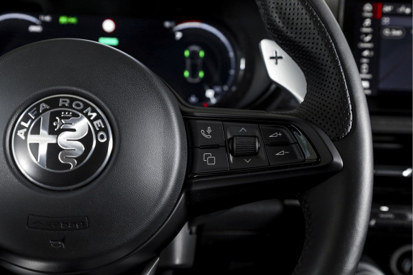 Alfa Romeo Tonale 1.5T Hybrid Veloce - Automaat Orig. NL | Dig. Cockpit | Adapt. Cruise | Stoel-+Stuurverw. | PDC | Camera | NAV + App. Connect | ECC | Elek. Klep | DAB | LM 20" |