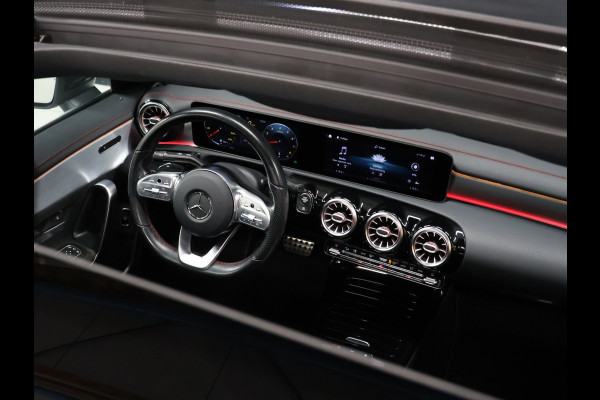 Mercedes-Benz CLA-Klasse 200 Premium Plus [SCHUIFKANTELDAK, BURMESTER SOUND, APPLE CARPLAY, ANDROID, SFEERVERLICHTING, CAMERA, STOELVERWARMING, LEDVERLICHTING, CRUISE, CLIMATE, NIEUWSTAAT]