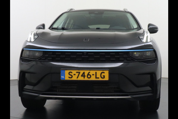 Lynk & Co 01 1.5 PHEV AUT-7 261pk Pano-Schuifdak Lmv 20" 360°Camera Apple Carplay Android Auto Adap.Cruise Navi Pdc Ecc Keyless Led Plug-In H Elek.Memory.Stoel File assistent Dodehoek detector Elektrisch bedienbare achterklep Rijstrooksensor Wifi Verkeersbord detectie 425Nm koppel 3,7kw laadvermogen €44.882 Nieuwprijs 1e Eigenaar Origineel NLse auto!