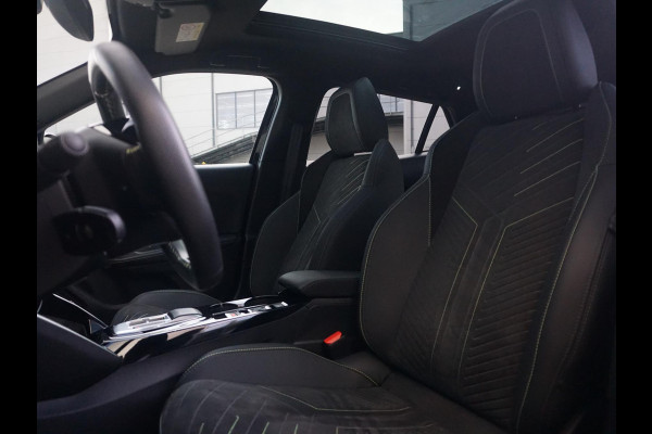 Peugeot e-2008 EV GT 54 kWh | Panorama schuifdak dak |  Warmtepomp | Gripcontrol | All seasonbanden |