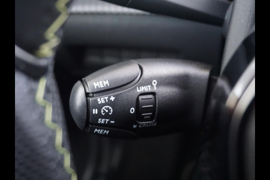 Peugeot e-2008 EV GT 54 kWh | Panorama schuifdak dak |  Warmtepomp | Gripcontrol | All seasonbanden |