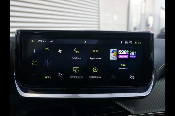 Peugeot e-2008 EV GT 54 kWh | Panorama schuifdak dak |  Warmtepomp | Gripcontrol | All seasonbanden |