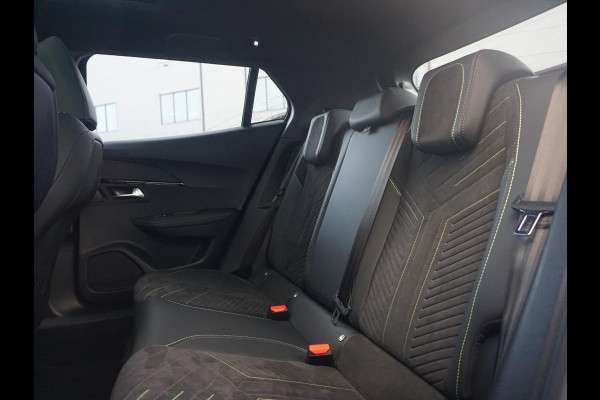 Peugeot e-2008 EV GT 54 kWh | Panorama schuifdak dak |  Warmtepomp | Gripcontrol | All seasonbanden |