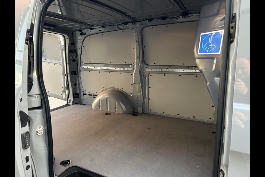 Mercedes-Benz Vito 116 CDI L2 Pro 2500KG Trekhaak / MBUX / Camera / Navigatie / Cruise control / Airco / LMV / Achterdeuren
