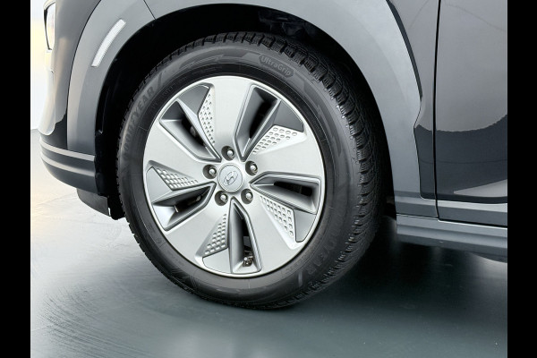 Hyundai Kona EV Fashion 64kWh SOH 100% Warmtepomp Head Up Display Adap.Cruise Navi Ecc Camera Apple Carplay Android Auto Pdc Lane Assist Dodehoekwaarschuwing Keyless Privacy Glas DAB FCA 1e Eigenaar Origineel Nederlandse Auto