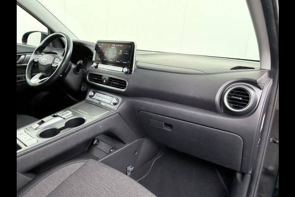 Hyundai Kona EV Fashion 64kWh SOH 100% Warmtepomp Head Up Display Adap.Cruise Navi Ecc Camera Apple Carplay Android Auto Pdc Lane Assist Dodehoekwaarschuwing Keyless Privacy Glas DAB FCA 1e Eigenaar Origineel Nederlandse Auto