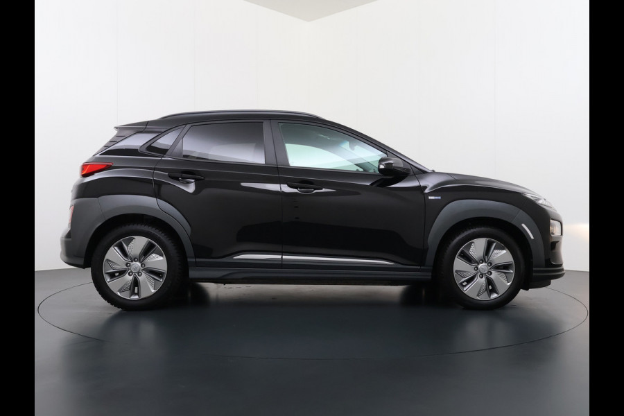 Hyundai Kona EV Fashion 64kWh SOH 100% Warmtepomp Head Up Display Adap.Cruise Navi Ecc Camera Apple Carplay Android Auto Pdc Lane Assist Dodehoekwaarschuwing Keyless Privacy Glas DAB FCA 1e Eigenaar Origineel Nederlandse Auto