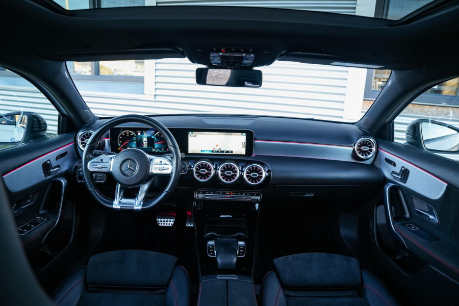 Mercedes-Benz A-Klasse 200 Launch Edition Premium Plus AMG PANO AMBIENT Apple Carplay Brake assist Camera Multimedia Getint glas 19"L.M. Cruise Navi