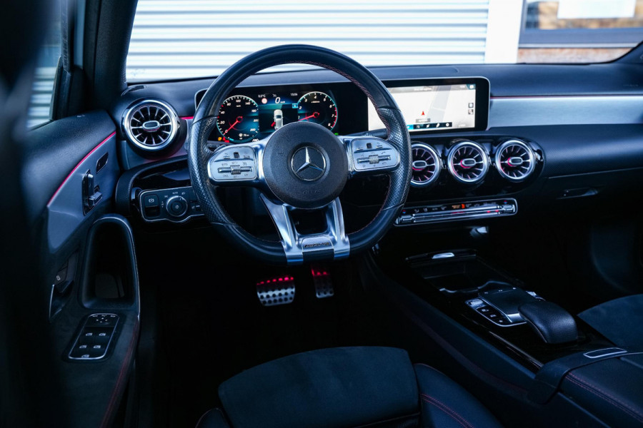 Mercedes-Benz A-Klasse 200 Launch Edition Premium Plus AMG PANO AMBIENT Apple Carplay Brake assist Camera Multimedia Getint glas 19"L.M. Cruise Navi