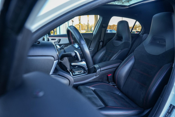 Mercedes-Benz A-Klasse 200 Launch Edition Premium Plus AMG PANO AMBIENT Apple Carplay Brake assist Camera Multimedia Getint glas 19"L.M. Cruise Navi