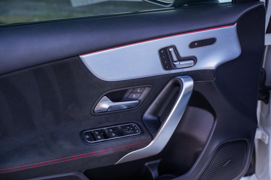 Mercedes-Benz A-Klasse 200 Launch Edition Premium Plus AMG PANO AMBIENT Apple Carplay Brake assist Camera Multimedia Getint glas 19"L.M. Cruise Navi