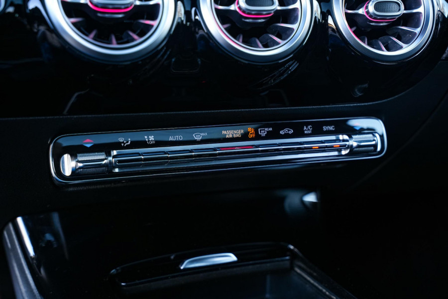 Mercedes-Benz A-Klasse 200 Launch Edition Premium Plus AMG PANO AMBIENT Apple Carplay Brake assist Camera Multimedia Getint glas 19"L.M. Cruise Navi