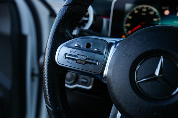 Mercedes-Benz A-Klasse 200 Launch Edition Premium Plus AMG PANO AMBIENT Apple Carplay Brake assist Camera Multimedia Getint glas 19"L.M. Cruise Navi