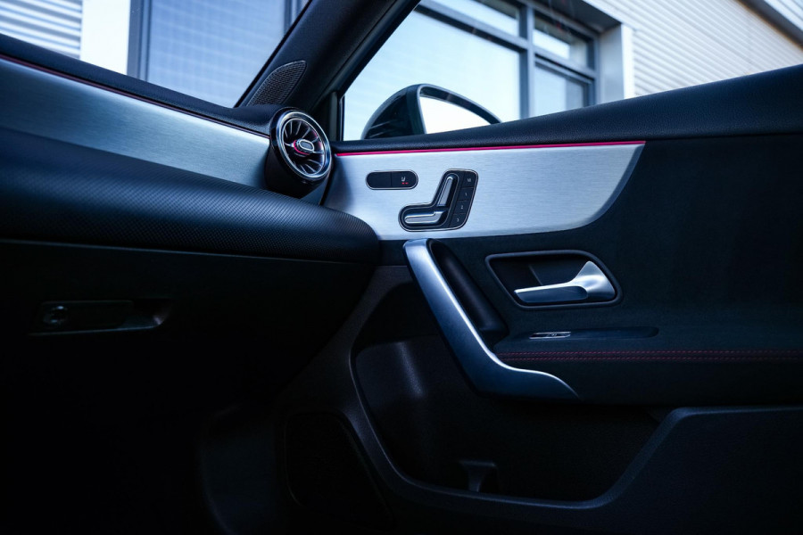 Mercedes-Benz A-Klasse 200 Launch Edition Premium Plus AMG PANO AMBIENT Apple Carplay Brake assist Camera Multimedia Getint glas 19"L.M. Cruise Navi