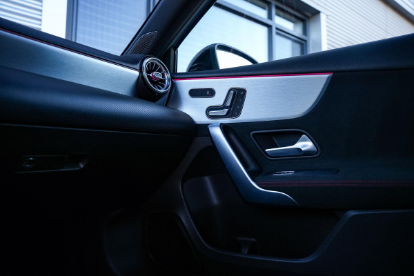 Mercedes-Benz A-Klasse 200 Launch Edition Premium Plus AMG PANO AMBIENT Apple Carplay Brake assist Camera Multimedia Getint glas 19"L.M. Cruise Navi