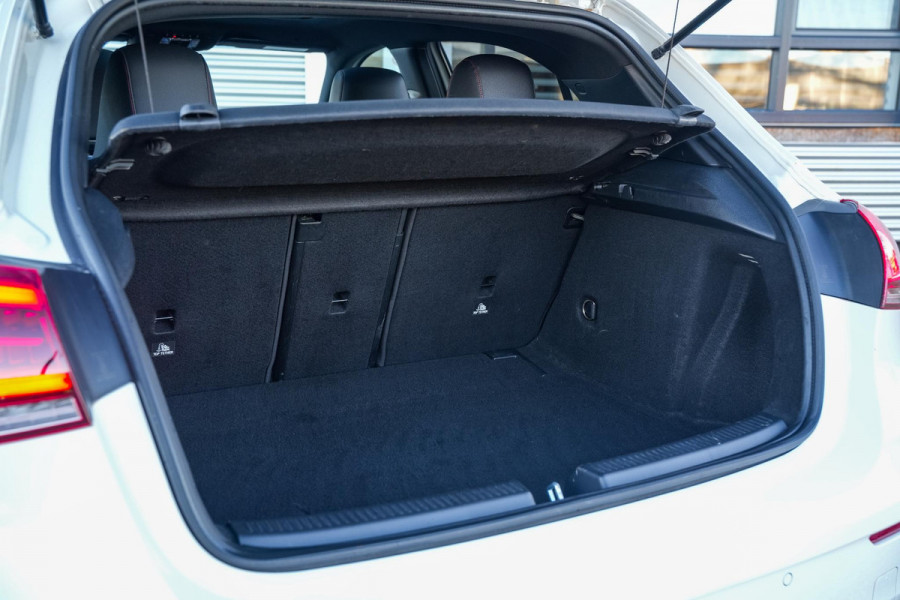 Mercedes-Benz A-Klasse 200 Launch Edition Premium Plus AMG PANO AMBIENT Apple Carplay Brake assist Camera Multimedia Getint glas 19"L.M. Cruise Navi