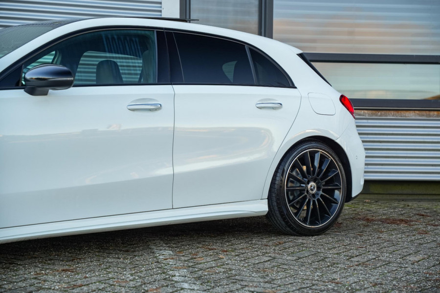 Mercedes-Benz A-Klasse 200 Launch Edition Premium Plus AMG PANO AMBIENT Apple Carplay Brake assist Camera Multimedia Getint glas 19"L.M. Cruise Navi
