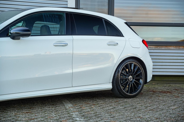Mercedes-Benz A-Klasse 200 Launch Edition Premium Plus AMG PANO AMBIENT Apple Carplay Brake assist Camera Multimedia Getint glas 19"L.M. Cruise Navi
