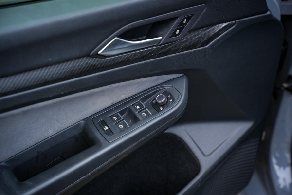 Volkswagen Golf 1.5 eTSI R-Line Business Panodak IQ Light Camera DAB+ ACC Navigatie Stoel-stuurverw. LPG Alcantara