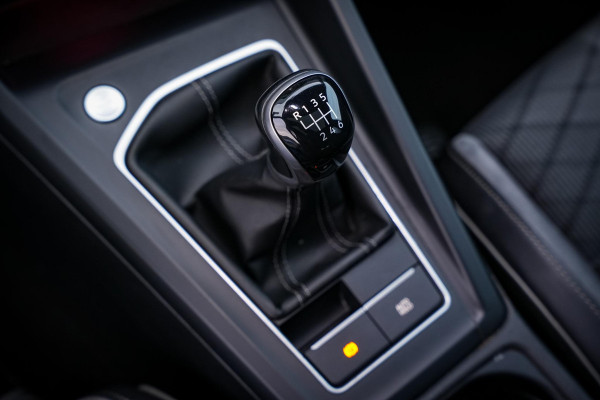 Volkswagen Golf 1.5 eTSI R-Line Business Panodak IQ Light Camera DAB+ ACC Navigatie Stoel-stuurverw. LPG Alcantara