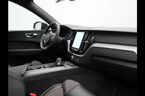 Volvo XC60 T6 AWD Ultimate Dark Long Range Plug In Hybrid 350pk Dealer O.H. PHEV | Panodak | Adaptive Cruise | Head Up | 360 Camera | Lederen Sportstoelen Memory & Verwarmd | 21"L.M | Google Assistent | Stuur Verwarmd | DAB |