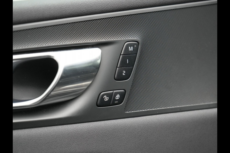 Volvo XC60 T6 AWD Ultimate Dark Long Range Plug In Hybrid 350pk Dealer O.H. PHEV | Panodak | Adaptive Cruise | Head Up | 360 Camera | Lederen Sportstoelen Memory & Verwarmd | 21"L.M | Google Assistent | Stuur Verwarmd | DAB |