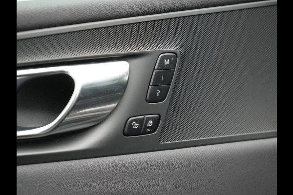 Volvo XC60 T6 AWD Ultimate Dark Long Range Plug In Hybrid 350pk Dealer O.H. PHEV | Panodak | Adaptive Cruise | Head Up | 360 Camera | Lederen Sportstoelen Memory & Verwarmd | 21"L.M | Google Assistent | Stuur Verwarmd | DAB |