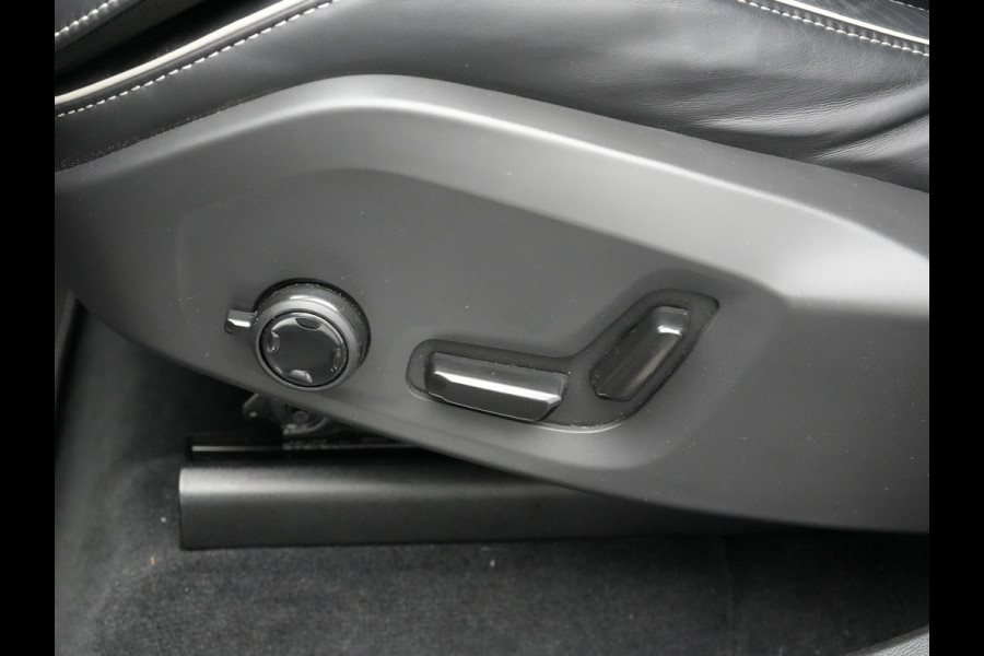 Volvo XC60 T6 AWD Ultimate Dark Long Range Plug In Hybrid 350pk Dealer O.H. PHEV | Panodak | Adaptive Cruise | Head Up | 360 Camera | Lederen Sportstoelen Memory & Verwarmd | 21"L.M | Google Assistent | Stuur Verwarmd | DAB |