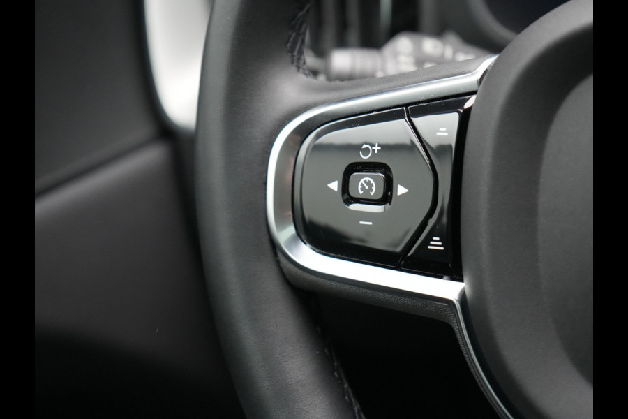Volvo XC60 T6 AWD Ultimate Dark Long Range Plug In Hybrid 350pk Dealer O.H. PHEV | Panodak | Adaptive Cruise | Head Up | 360 Camera | Lederen Sportstoelen Memory & Verwarmd | 21"L.M | Google Assistent | Stuur Verwarmd | DAB |