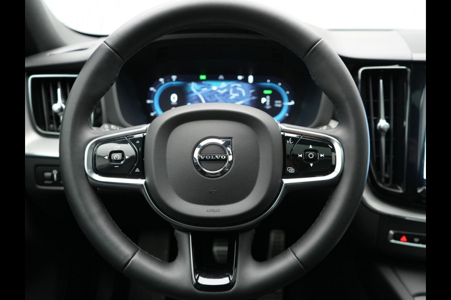 Volvo XC60 T6 AWD Ultimate Dark Long Range Plug In Hybrid 350pk Dealer O.H. PHEV | Panodak | Adaptive Cruise | Head Up | 360 Camera | Lederen Sportstoelen Memory & Verwarmd | 21"L.M | Google Assistent | Stuur Verwarmd | DAB |