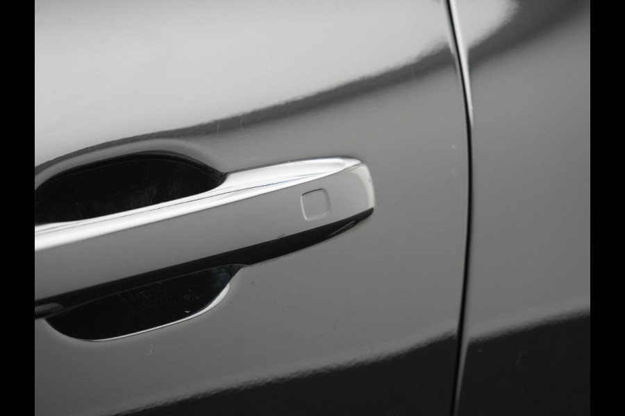 Volvo XC60 T6 AWD Ultimate Dark Long Range Plug In Hybrid 350pk Dealer O.H. PHEV | Panodak | Adaptive Cruise | Head Up | 360 Camera | Lederen Sportstoelen Memory & Verwarmd | 21"L.M | Google Assistent | Stuur Verwarmd | DAB |