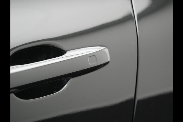 Volvo XC60 T6 AWD Ultimate Dark Long Range Plug In Hybrid 350pk Dealer O.H. PHEV | Panodak | Adaptive Cruise | Head Up | 360 Camera | Lederen Sportstoelen Memory & Verwarmd | 21"L.M | Google Assistent | Stuur Verwarmd | DAB |