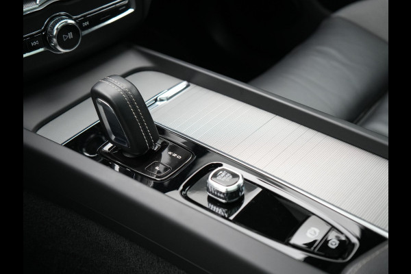 Volvo XC60 T6 AWD Ultimate Dark Long Range Plug In Hybrid 350pk Dealer O.H. PHEV | Panodak | Adaptive Cruise | Head Up | 360 Camera | Lederen Sportstoelen Memory & Verwarmd | 21"L.M | Google Assistent | Stuur Verwarmd | DAB |