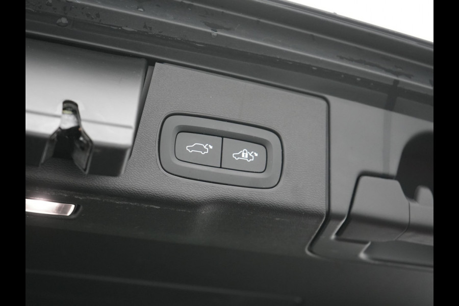 Volvo XC60 T6 AWD Ultimate Dark Long Range Plug In Hybrid 350pk Dealer O.H. PHEV | Panodak | Adaptive Cruise | Head Up | 360 Camera | Lederen Sportstoelen Memory & Verwarmd | 21"L.M | Google Assistent | Stuur Verwarmd | DAB |