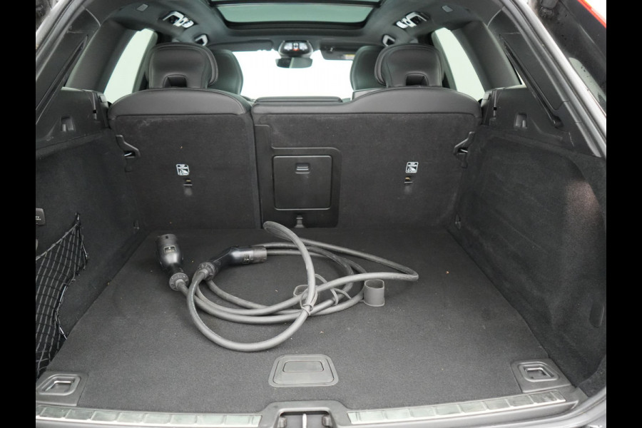 Volvo XC60 T6 AWD Ultimate Dark Long Range Plug In Hybrid 350pk Dealer O.H. PHEV | Panodak | Adaptive Cruise | Head Up | 360 Camera | Lederen Sportstoelen Memory & Verwarmd | 21"L.M | Google Assistent | Stuur Verwarmd | DAB |