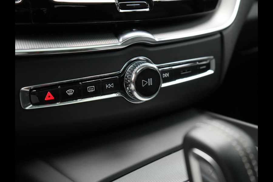 Volvo XC60 T6 AWD Ultimate Dark Long Range Plug In Hybrid 350pk Dealer O.H. PHEV | Panodak | Adaptive Cruise | Head Up | 360 Camera | Lederen Sportstoelen Memory & Verwarmd | 21"L.M | Google Assistent | Stuur Verwarmd | DAB |