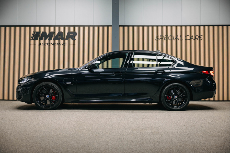BMW 5 Serie 545e xDrive M pakket | Stoel Verkoeling/verwarming | Harman/Kardon | 360 camera | Luxe stoelen | Alcantara Hemel |