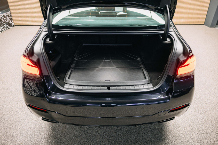 BMW 5 Serie 545e xDrive M pakket | Stoel Verkoeling/verwarming | Harman/Kardon | 360 camera | Luxe stoelen | Alcantara Hemel |