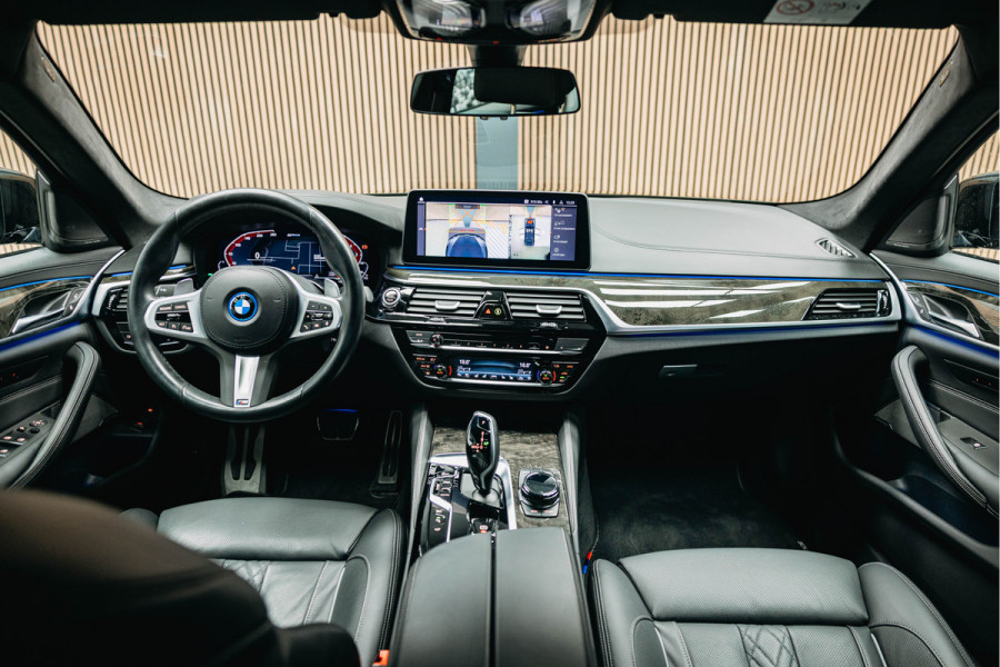 BMW 5 Serie 545e xDrive M pakket | Stoel Verkoeling/verwarming | Harman/Kardon | 360 camera | Luxe stoelen | Alcantara Hemel |