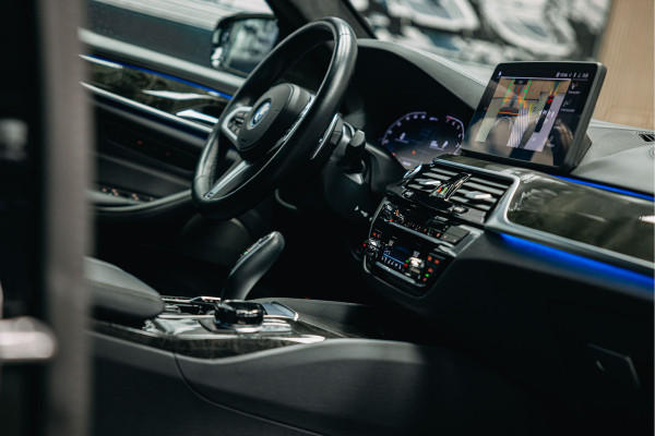 BMW 5 Serie 545e xDrive M pakket | Stoel Verkoeling/verwarming | Harman/Kardon | 360 camera | Luxe stoelen | Alcantara Hemel |