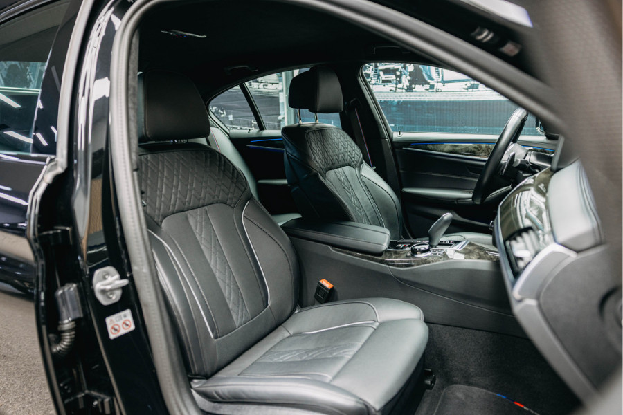 BMW 5 Serie 545e xDrive M pakket | Stoel Verkoeling/verwarming | Harman/Kardon | 360 camera | Luxe stoelen | Alcantara Hemel |